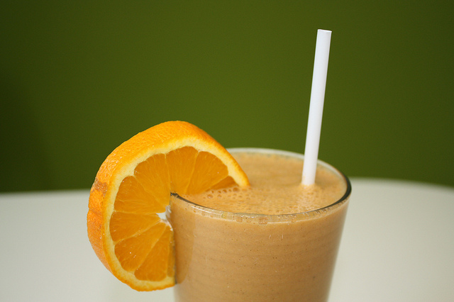 Lo smoothie alla banana e arancia per una merenda nutriente