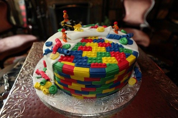 Come si fa la torta a tema LEGO e come decorarla