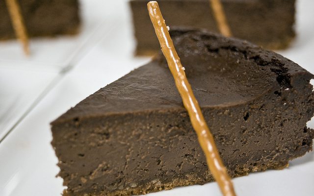 Come preparare la cheesecake fredda al cioccolato e cocco