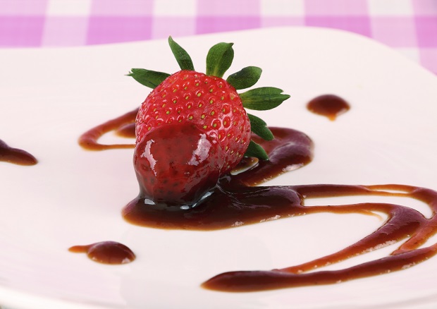 Le fragole caramellate con aceto balsamico da portare in tavola