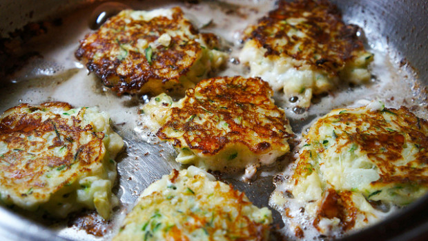 Le frittelle alle zucchine e ricotta con la ricetta veloce