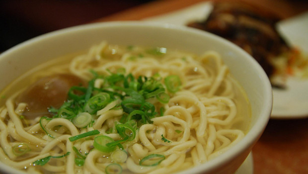 Zuppa di noodles e pollo: la ricetta di Benedetta Parodi