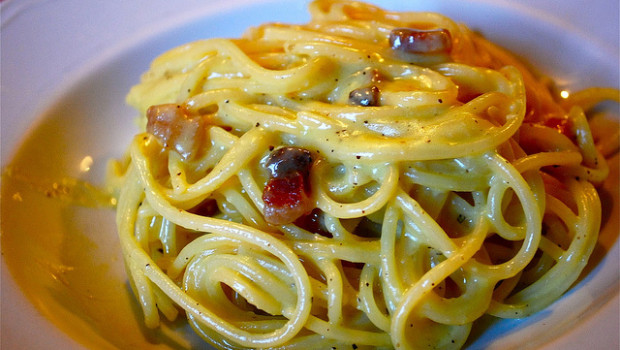 La pasta ai cipollotti e pancetta per un primo rustico