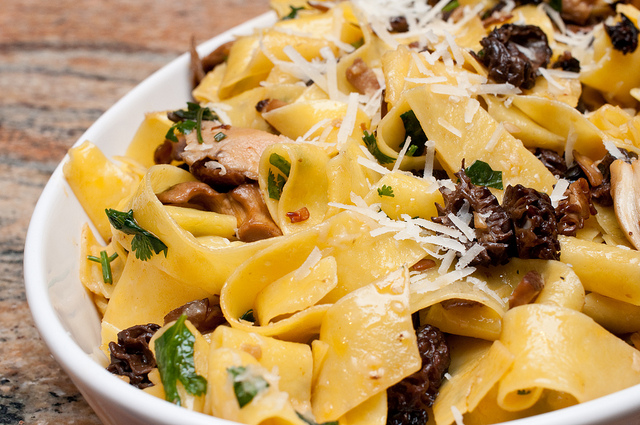 La pasta con melanzane e funghi porcini per un primo sfizioso