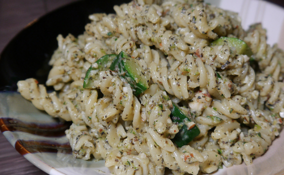 Pasta fredda con zucchine marinate alla menta: la ricetta light e gustosa