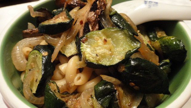 La pasta melanzane e zucchine in bianco con la ricetta semplice