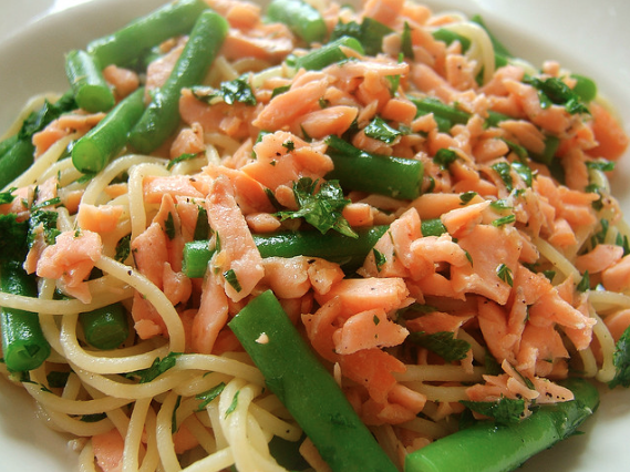 Pasta con salmone e fagiolini: la ricetta light e sfiziosa