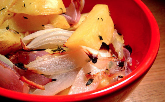 Patate lesse e cipolle: la ricetta veloce per un contorno sfizioso