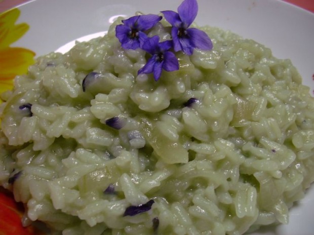 Il risotto alle violette per una cena romantica