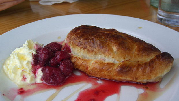 Lo strudel fragole e cioccolato con la ricetta facile