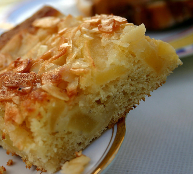 La torta al limone e mele perfetta per la colazione