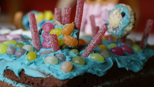 Torta decorata con caramelle con la ricetta facile