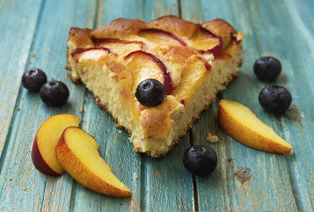 La torta di pesche rovesciata per festeggiare la primavera