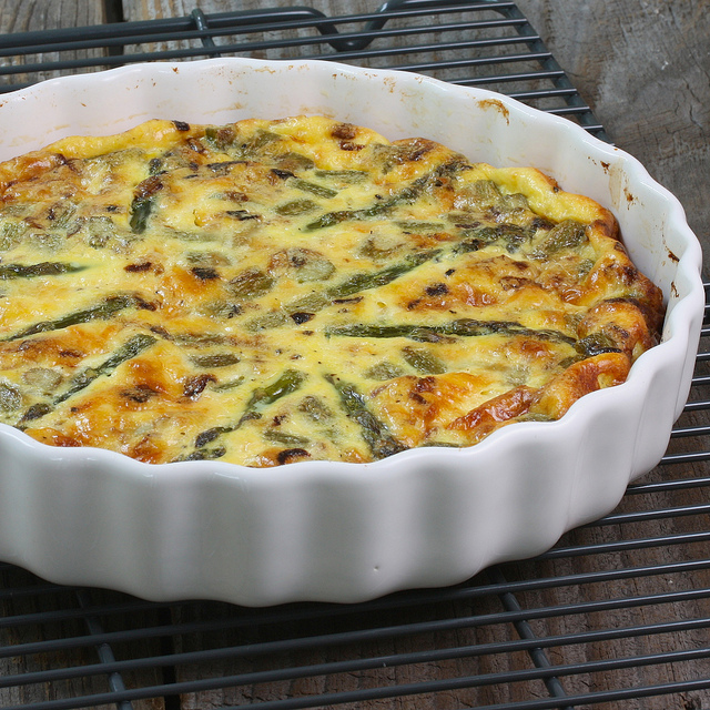 La torta salata agli asparagi e ricotta perfetta per il picnic