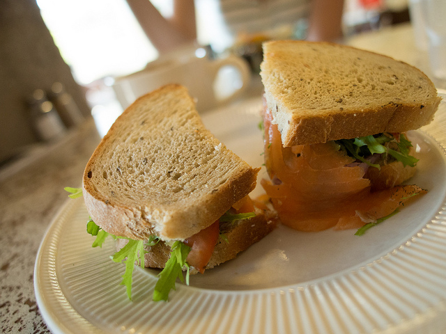 I tramezzini al salmone e maionese con la ricetta veloce