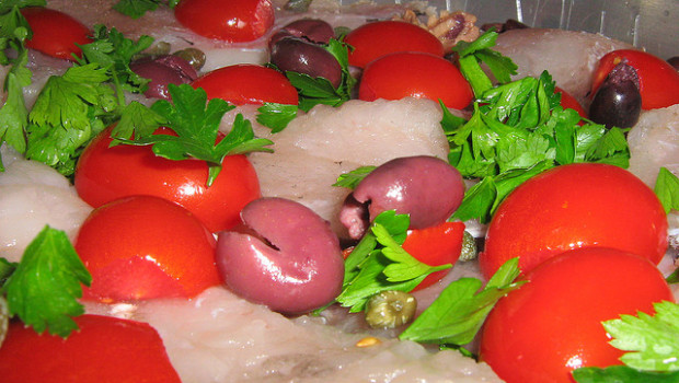 Il baccalà con pomodorini e olive con la video ricetta semplice