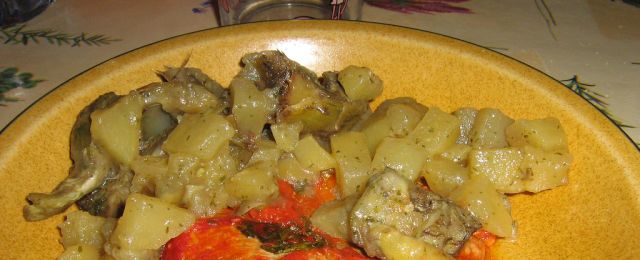 I carciofi con patate a spezzatino per un contorno appagante