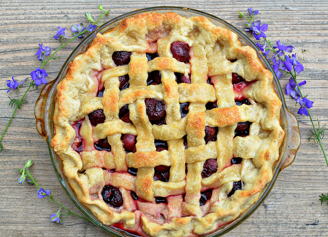 Ecco la crostata alle ciliegie e crema pasticcera