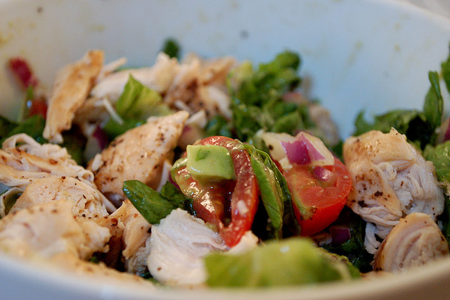 L&#8217;insalata fredda di pollo e verdure con la ricetta leggera