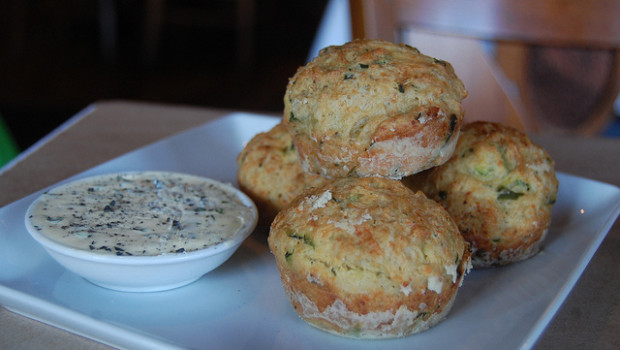 I muffin agli asparagi e gamberetti perfetti per il pic nic