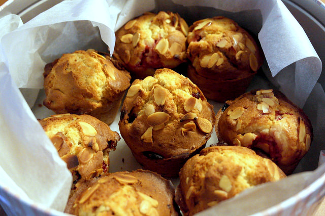 I muffin alle ciliegie e mandorle per la colazione