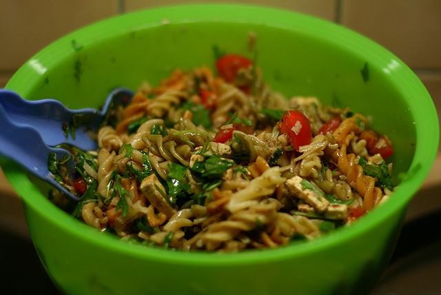 La pasta fredda con verdure crude per un primo sano