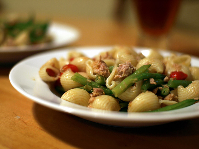 La pasta fredda con verdure e tonno con la ricetta facile