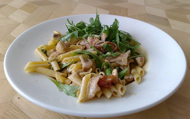 La pasta rucola pancetta e panna per un primo cremoso