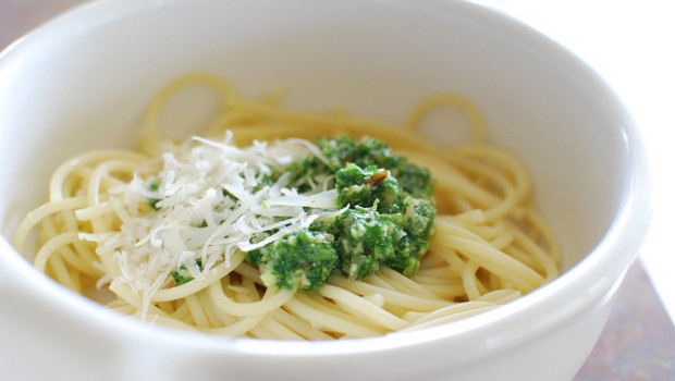 Pesto alla salvia e mandorle: la ricetta sfiziosa con il Bimby