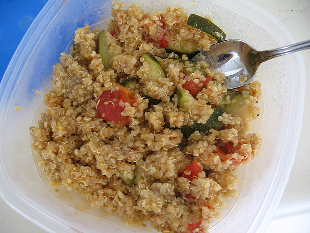 La quinoa con zucchine e peperoni con la ricetta leggera