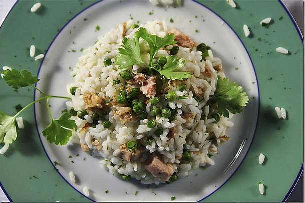 Il riso freddo con tonno e piselli con la ricetta semplice