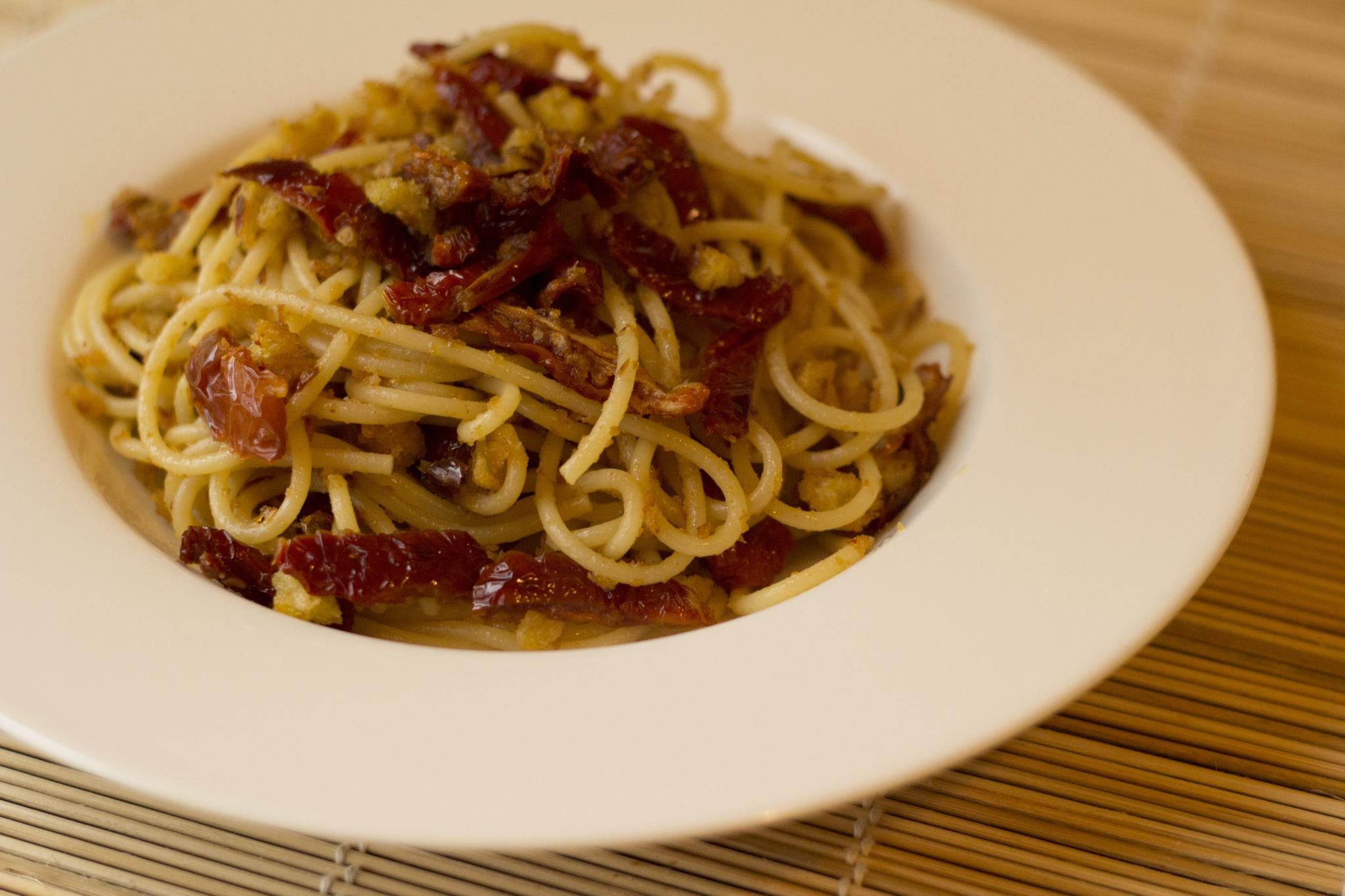 Gli spaghetti in salsa di pomodori secchi con la videoricetta