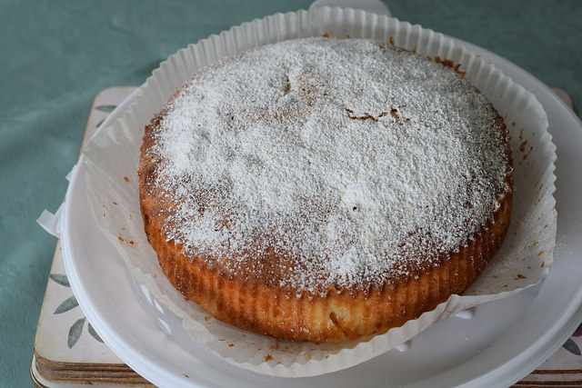 La torta alle albicocche secche e noci perfetta per la colazione