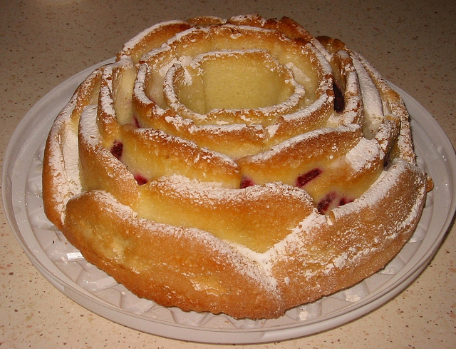 La torta con le ciliegie candite con la ricetta facile