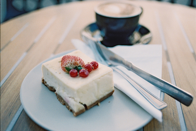 La torta fredda allo yogurt senza panna con la ricetta facile