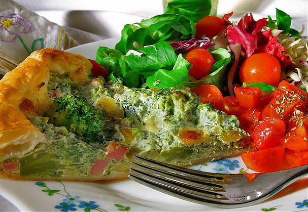 La torta salata con broccoli e prosciutto cotto con la ricetta facile