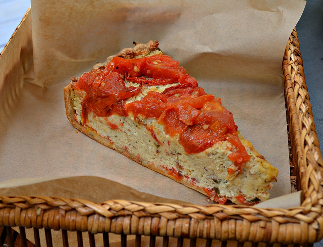 Ecco la torta salata con pomodorini e tonno