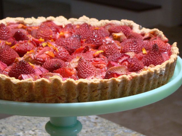 La crostata ai lamponi e fragole per il dessert di fine pasto