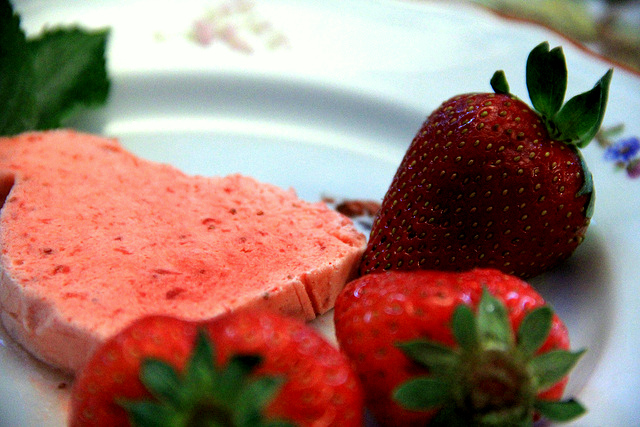 Il semifreddo allo yogurt di fragole con la ricetta facile