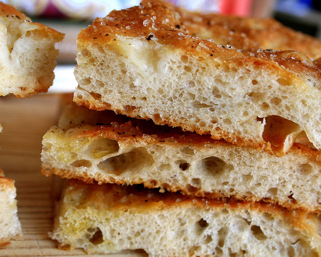 Focaccia di patate, pesto e crescenza: la ricetta sfiziosa di Andrea Mainardi