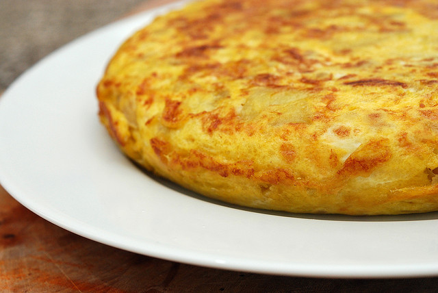 La frittata di patate al forno con provola perfetta per la cena