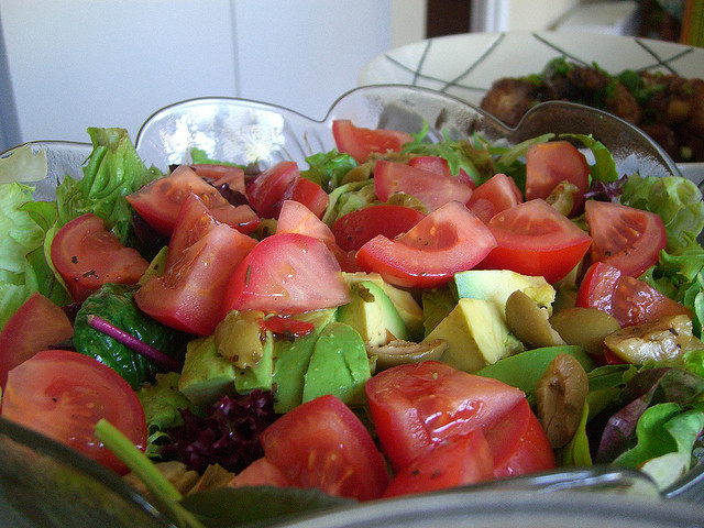 L’insalata di avocado e pomodori per un contorno diverso dal solito