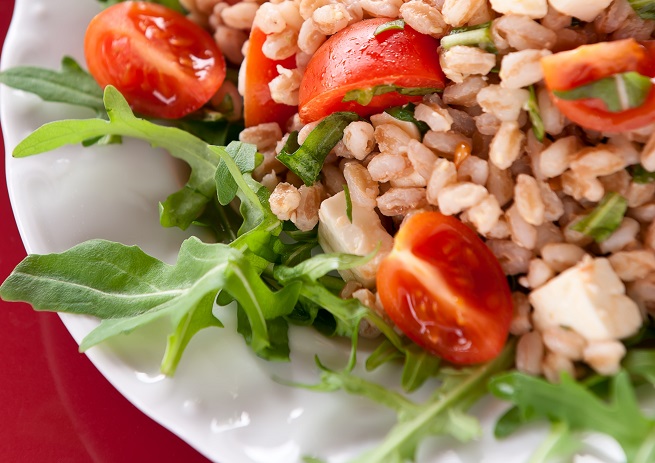 L’insalata di farro, gamberetti e pomodorini per l’estate