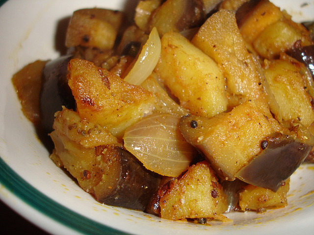 Le melanzane con patate e mozzarella per un contorno ricco