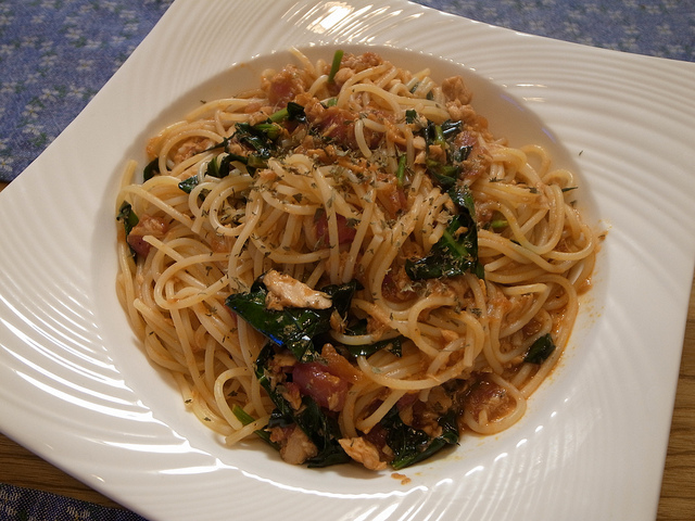 La pasta con indivia e tonno nella ricetta veloce