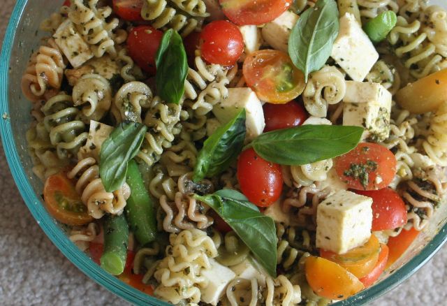 La pasta fredda al pesto di rucola per il pranzo estivo