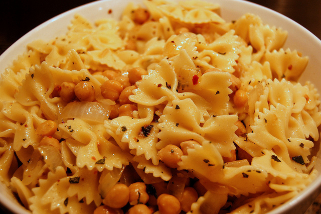 Ecco la pasta fredda melanzane e ceci per il pranzo estivo