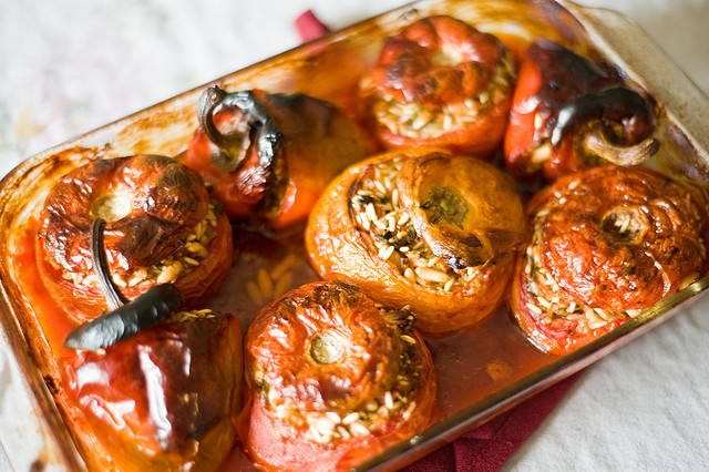 I pomodori ripieni di riso e mozzarella al forno per un pranzo estivo