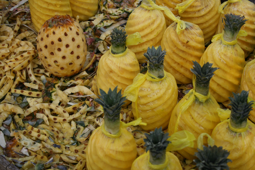 Come sbucciare il mango e l’ananas e tagliarli in maniera creativa