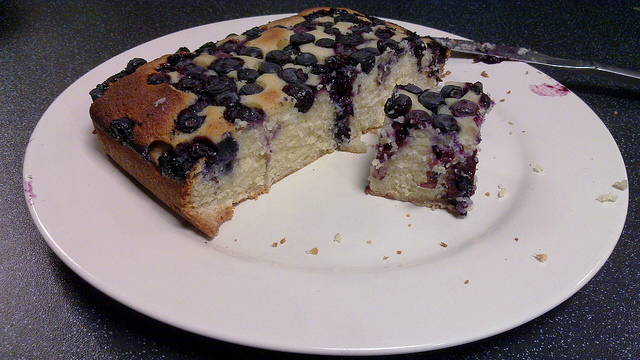 La torta ai mirtilli e mele con la ricetta di Molto Bene